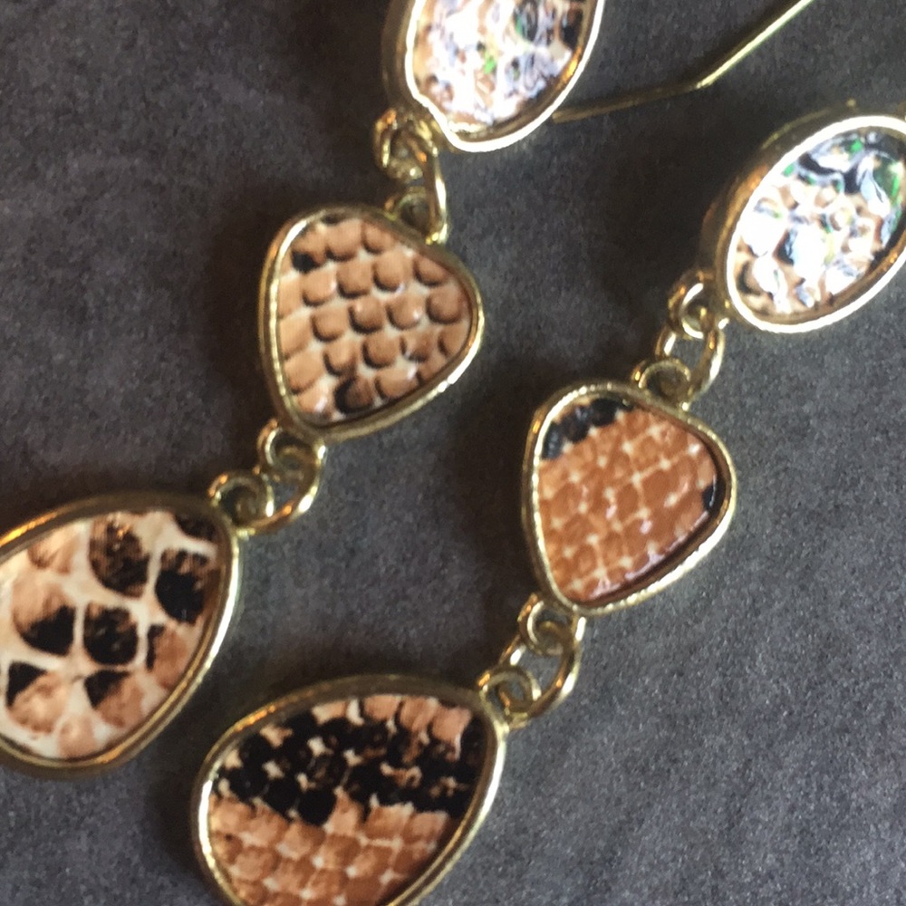 Bracelet and snake print earrings - Picture 2 of 3